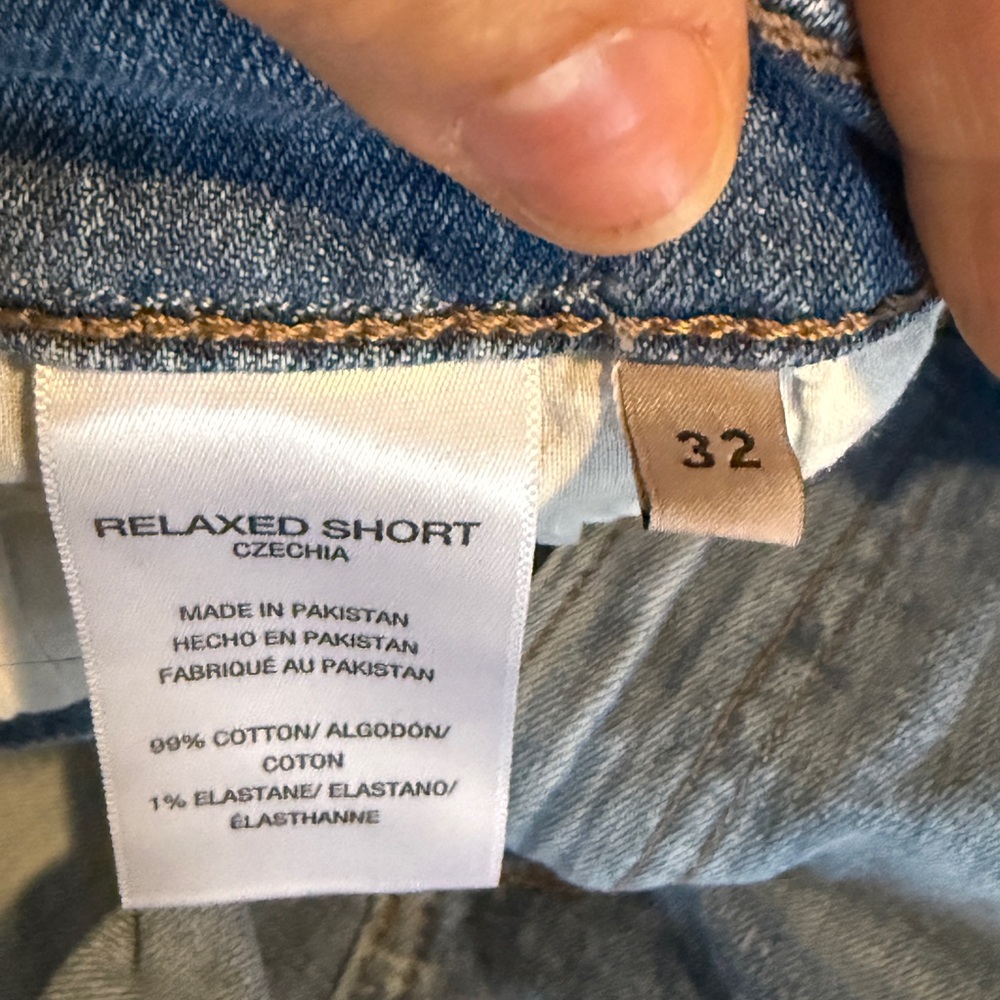 Joe's Relaxed Jean Shorts Light Blue Frayed Hem Ladies Sz 32 - Picture 3 of 4